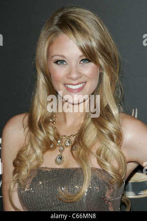 Kim Matula aux arrivées pour 38e conférence annuelle pendant la journée, animation Emmy Awards - Arrivals, Hilton Hotel, Las Vegas, NV le 19 juin 2011. Banque D'Images