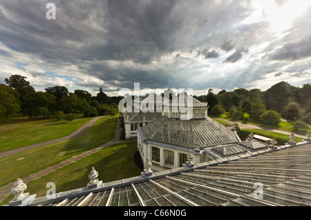 Donnant sur les toits de Kew House tempérée, la plus grande structure en verre et fer victorien en Europe Banque D'Images