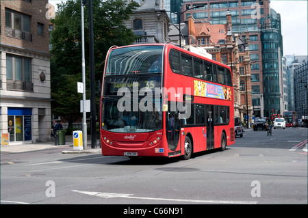 Un comité Enviro 400 bus double étage exploité par Abellio est la position le long de Bishopsgate juste après avoir passé la gare de Liverpool Street Banque D'Images