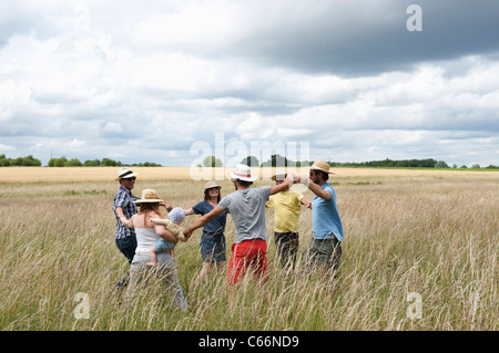 Les gens playing in wheat field Banque D'Images