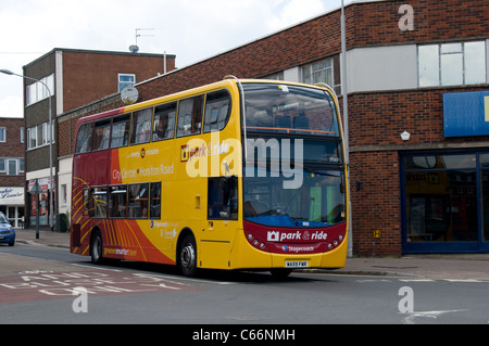 Un Alexander Dennis Enviro 400 est utilisé en diligence sur un parc relais& à Exeter Banque D'Images