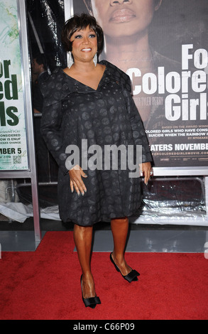 Patti LaBelle aux arrivées pour POUR LES FILLES DE COULEUR, la première projection Ziegfeld Theatre, New York, NY Le 25 octobre 2010. Photo par : Kristin Callahan/Everett Collection Banque D'Images