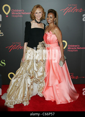 Jill Larson, Debbi Morgan au 38e conférence annuelle pour les arrivées pendant la journée, animation Emmy Awards - ARRIVALS PT 2, Hilton Hotel, Las Vegas, NV le 19 juin 2011. Photo par : James Atoa/Everett Collection Banque D'Images