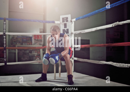 Boxer assis dans coin de ring Banque D'Images