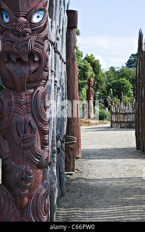 Le Te Parapara Jardin Maori traditionnel en bois avec des figures sculptées dans les jardins de Hamilton Waikato ile du Nord Nouvelle Zélande Banque D'Images