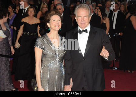 Annette Bening, Warren Beatty au niveau des arrivées pour le 83e Prix de l'Académie des Oscars - Partie 1 des arrivées, le Kodak Theatre, Los Angeles, Banque D'Images