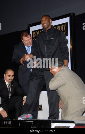 Kobe Bryant Kobe Bryant présents à main et la cérémonie empreinte à Grauman's, le Grauman's Chinese Theatre, Los Angeles, CA, le 19 février 2011. Photo par : Michael Germana/Everett Collection Banque D'Images