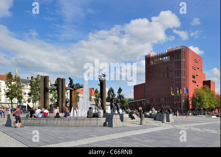 Concert Hall et sculptures avec fontaine au square Het Zand à Bruges, Belgique Banque D'Images