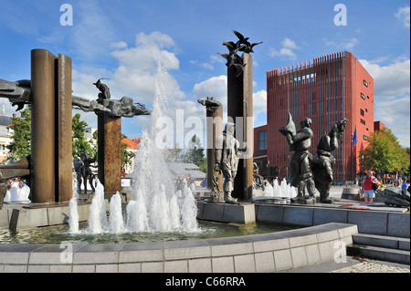 Concert Hall et sculptures avec fontaine au square Het Zand à Bruges, Belgique Banque D'Images