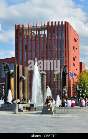 Concert Hall et sculptures avec fontaine au square Het Zand à Bruges, Belgique Banque D'Images