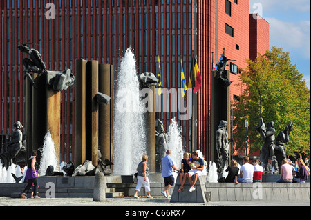 Concert Hall et sculptures avec fontaine au square Het Zand à Bruges, Belgique Banque D'Images