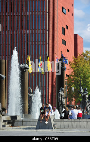 Concert Hall et sculptures avec fontaine au square Het Zand à Bruges, Belgique Banque D'Images