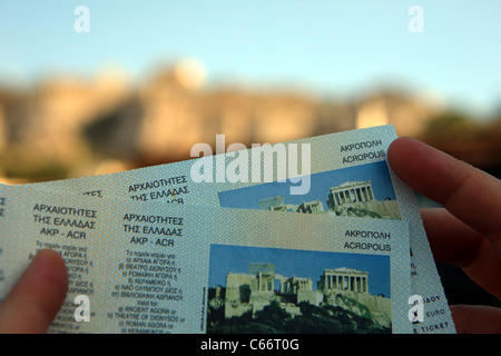 Main tenant les billets pour l'Acropole à Athènes en Grèce avec l'Acropole, dans l'arrière-plan Banque D'Images