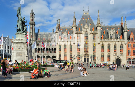 Cour provinciale, statue de Jan Breydel et Pieter De Coninck et touristes à la place du marché / Grote Markt, à Bruges, Belgique Banque D'Images