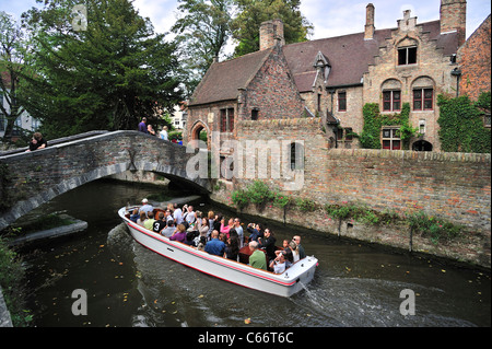 Bonifacius Pont sur canal et touristes au cours de visites en bateau à Bruges, Belgique Banque D'Images