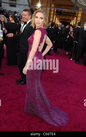 Scarlett Johansson (portant une robe Dolce & Gabbana) au niveau des arrivées pour le 83e Prix de l'Académie des Oscars - Partie 1 des arrivées, le Kodak Banque D'Images