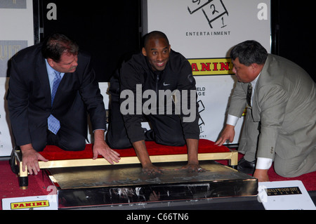 Kobe Bryant Kobe Bryant présents à main et la cérémonie empreinte à Grauman's, le Grauman's Chinese Theatre, Los Angeles, CA, le 19 février 2011. Photo par : Elizabeth Goodenough/Everett Collection Banque D'Images