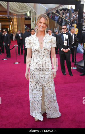 Melissa Leo (portant une robe Marc Bouwer) au niveau des arrivées pour le 83e Prix de l'Académie des Oscars - Partie 2 des arrivées, le Kodak Theatre, Los Angeles, CA le 27 février 2011. Photo par : Elizabeth Goodenough/Everett Collection Banque D'Images