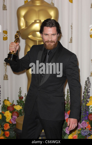 Christian Bale (Meilleure performance par un acteur dans un second rôle pour la chasse) dans la salle de presse pour le 83e Prix de l'Académie des Oscars - Salle de presse, le Kodak Theatre, Los Angeles, CA le 27 février 2011. Photo par : Elizabeth Goodenough/Everett Collection Banque D'Images