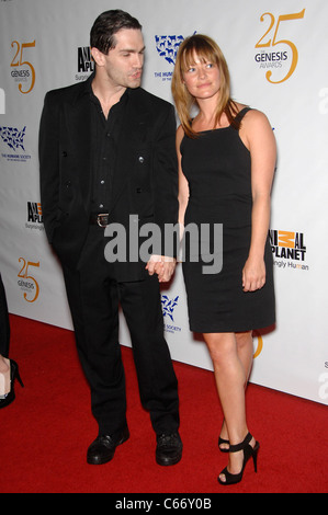 Sam Witwer, Sarah Allen en présence pour le 25e anniversaire des Prix Genesis, Hyatt Regency Century Plaza, Los Angeles, CA, 19 mars 2011. Photo par : Michael Germana/Everett Collection Banque D'Images