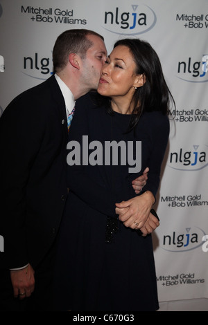 Javier Morgado, Ann Curry présents pour la 16e Conférence annuelle des titres NLGJA et têtes d'avantage, Mitchell Gold  + Bob Williams Store de SoHo, New York, NY, le 24 mars 2011. Photo par : Michael Williams/Everett Collection Banque D'Images