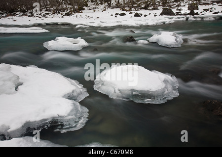 La rivière Rauma en hiver, la vallée de Romsdalen, Rauma kommune, Møre og Romsdal (Norvège). Banque D'Images