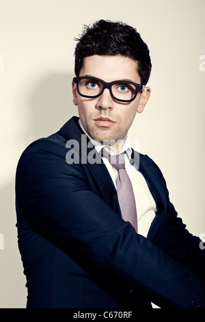 Portrait d'un jeune homme d'affaires et de la mode avec des lunettes de nerd Banque D'Images
