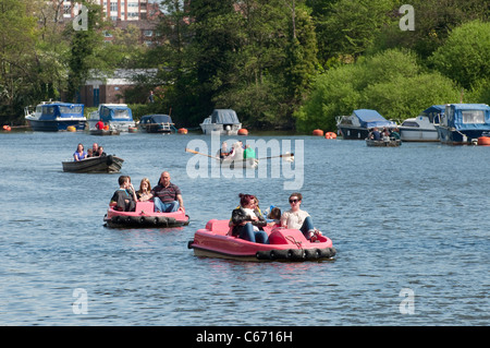 Les personnes bénéficiant d'une journée sur la magnifique rivière Dee dans la ville de Chester, Cheshire, Angleterre Banque D'Images
