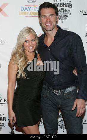 Terri Colombino, Austin Peck lors d'une apparition publique pour miX Lounge Pre-Party officiel pour 2010 pendant la journée, Animation Prix Emmy, l'hôtel Mandalay Bay, à Las Vegas, NV le 26 juin 2010. Photo par : James Atoa/Everett Collection Banque D'Images