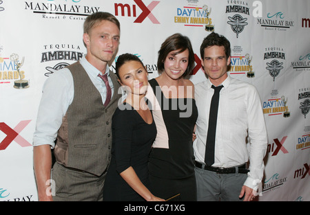 Wilson Bethel, Elizabeth Hendrickson, Emily O'Brien, Greg Rikaart lors d'une apparition publique pour miX Lounge Pre-Party officiel pour 2010 pendant la journée, Animation Prix Emmy, l'hôtel Mandalay Bay, à Las Vegas, NV le 26 juin 2010. Photo par : James Atoa/Everett Collection Banque D'Images