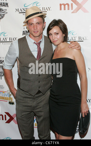 Wilson Bethel, Emily O'Brien lors d'une apparition publique pour miX Lounge Pre-Party officiel pour 2010 pendant la journée, Animation Prix Emmy, l'hôtel Mandalay Bay, à Las Vegas, NV le 26 juin 2010. Photo par : James Atoa/Everett Collection Banque D'Images