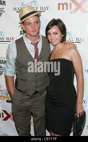 Wilson Bethel, Emily O'Brien lors d'une apparition publique pour miX Lounge Pre-Party officiel pour 2010 pendant la journée, Animation Prix Emmy, l'hôtel Mandalay Bay, à Las Vegas, NV le 26 juin 2010. Photo par : James Atoa/Everett Collection Banque D'Images