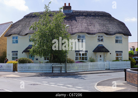 Deux modernes semi-detached chaumières dans Lytchett Matravers village Dorset UK Banque D'Images