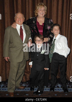 Mickey Rooney, Jan Rooney, petits-fils présents pour rendre hommage à Michael pour toujours l'événement Michael Jackson, Beverly Hilton Hotel, Banque D'Images