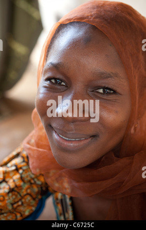 Une jeune femme à Bamako, Mali, Afrique de l'Ouest. Banque D'Images