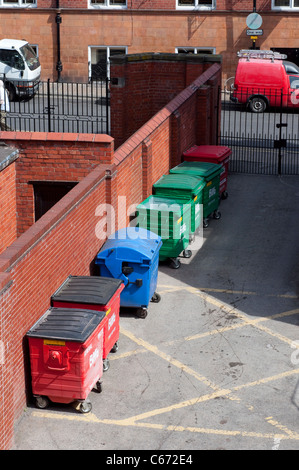 Grand Biffa wheelie poubelles pour déchets commerciaux à l'arrière d'une place dans un centre-ville. Banque D'Images