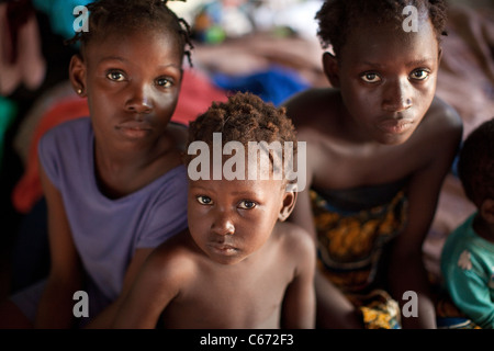 Les enfants s'asseoir une chambre dans un bidonville bondé à Bamako, Mali, Afrique de l'Ouest. Banque D'Images