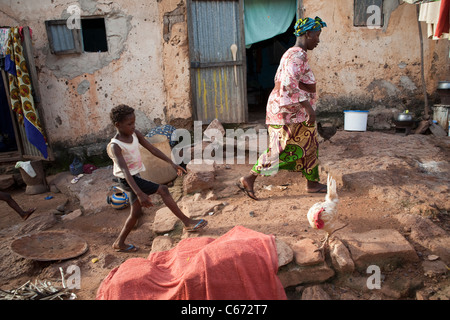 Promenade à travers les résidents d'un bidonville à Bamako, Mali, Afrique de l'Ouest. Banque D'Images