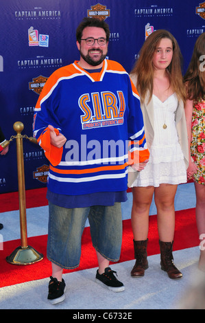 Kevin Smith, Harley Quinn Smith aux arrivées de Captain America : The First Avenger Premiere, El Capitan Theatre, Los Angeles, CA, 19 juillet 2011. Photo par : Tony Gonzalez/Everett Collection Banque D'Images