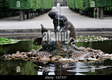 Étang aux nénuphars et naïade fontaine dans le jardin de la palais de Schonbrunn, Site du patrimoine mondial de l'UNESCO, Vienne, Autriche, Europe Banque D'Images
