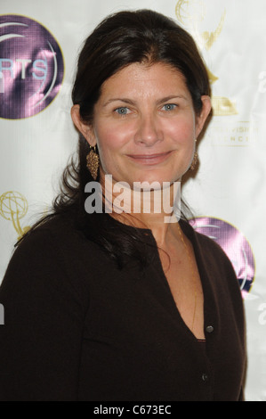 Angela Bromstad, Présidente, Primetime Animation, NBC et Universal Media Studios, au niveau des arrivées de l'ATAS RHFS et Chefs de Réseau paraît souvent Déjeuner, Beverly Hilton Hotel, Los Angeles, CA, 26 octobre 2010. Photo par : Dee Cercone/Everett Collection Banque D'Images