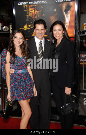 Lucy, Chris Ciaffa Ciaffa, Mimi Rogers aux arrivées pour Premiere imparable, Regency Village Theatre, Westwood, CA le 26 octobre 2010. Photo par : Michael Germana/Everett Collection Banque D'Images