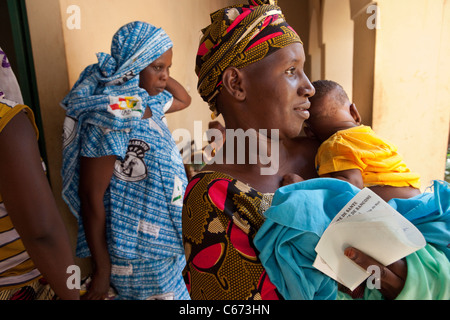 Les femmes attendent à l'extérieur d'une clinique de santé à Bamako, Mali, Afrique de l'Ouest. Banque D'Images