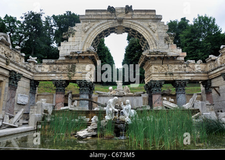 Ruine romaine dans le parc, au château de Schönbrunn, Vienne, Autriche, Europe Banque D'Images