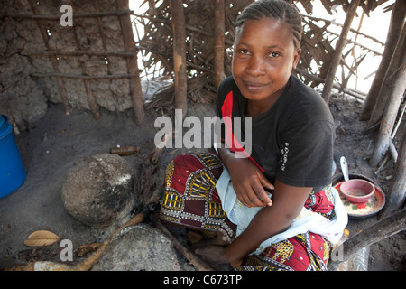 Juma Zam Zam (20) est une jeune victime de l'accaparement des terres en Tanzanie, Afrique de l'Est. Banque D'Images