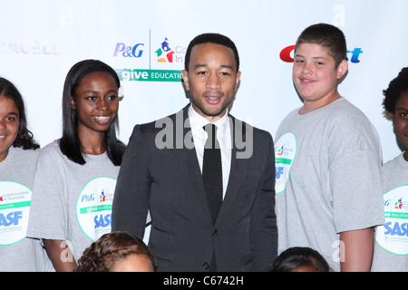 John Legend, membres du Club des Champions SASF Chorus à la conférence de presse pour donner à l'éducation Lancement de Campagne, IAC Building, New York, NY, 19 juillet 2011. Photo par : Andres Otero/Everett Collection Banque D'Images