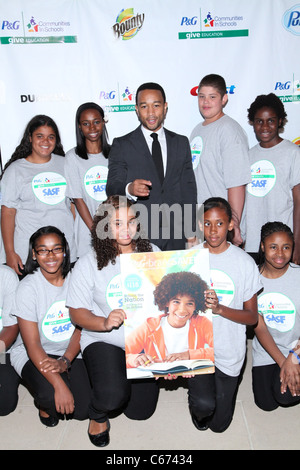 John Legend, membres du Club des Champions SASF Chorus à la conférence de presse pour donner à l'éducation Lancement de Campagne, IAC Building, New York, NY, 19 juillet 2011. Photo par : Andres Otero/Everett Collection Banque D'Images