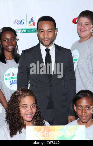 John Legend, membres du Club des Champions SASF Chorus à la conférence de presse pour donner à l'éducation Lancement de Campagne, IAC Building, New York, NY, 19 juillet 2011. Photo par : Andres Otero/Everett Collection Banque D'Images