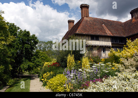 LE LONG ÉTÉ BORDE À LA GRANDE MAISON DIXTER. EAST SUSSEX UK. Banque D'Images