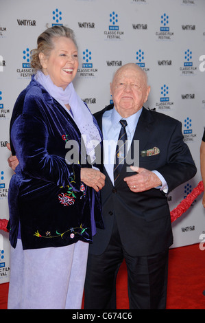 Jan Rooney, Mickey Rooney aux arrivées pour 2011 TCM Classic Film Festival Soirée d'ouverture, le Grauman's Chinese Theatre, Los Angeles, CA, le 28 avril 2011. Photo par : Michael Germana/Everett Collection Banque D'Images